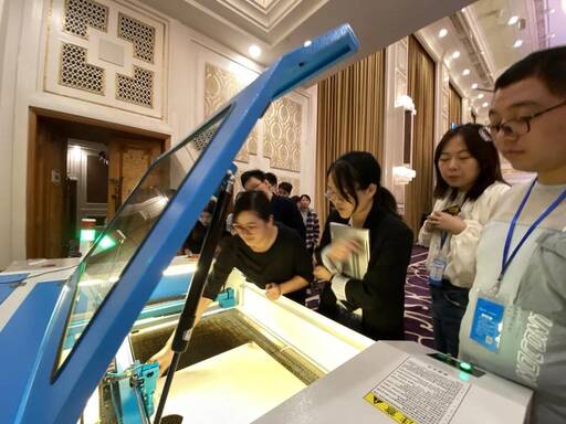 學員們興致勃勃地操作起激光切割機，自己剛剛建模的成果得以展